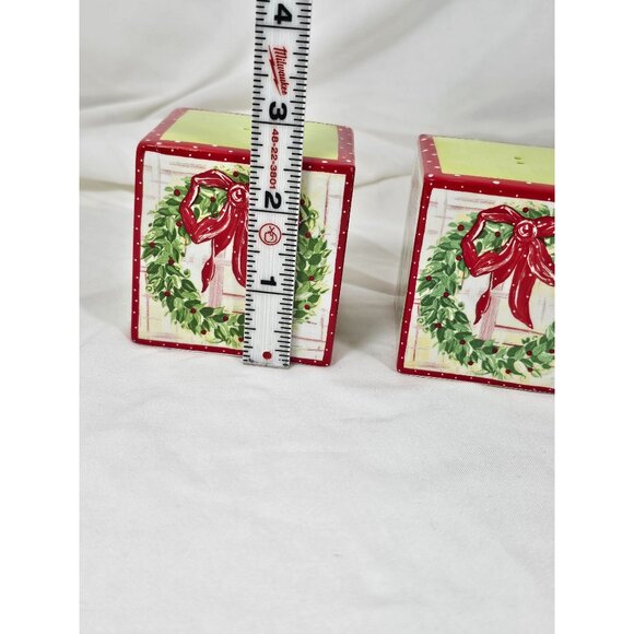 Mainstreet Collection Christmas Wreath Salt and Pepper Shakers - Picture 4 of 6